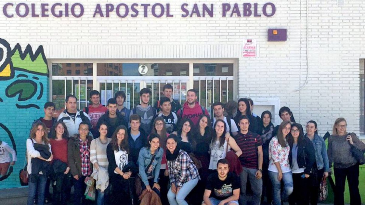 Los alumnos del Grado en Maestro de Primaria, en el centro.-