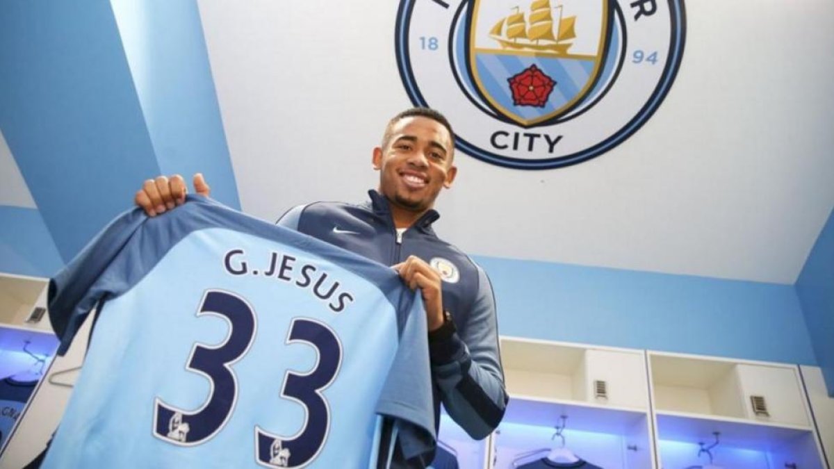 Gabriel Jesús y su nueva camiseta con el número con la edad de Cristo.-TWITTER / MANCHESTER CITY