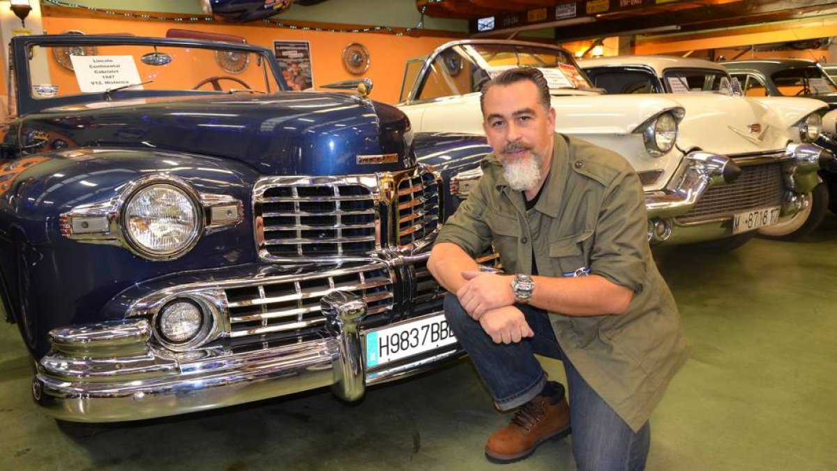 José Vicente Díez posa con uno de los muchos vehículos clásicos que tiene en su taller-R. F.