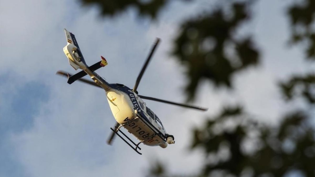 Helicóptero de CNP sobrevolando la manifestación de la Diada del pasado 11-S.-/ JULIO CARBÓ