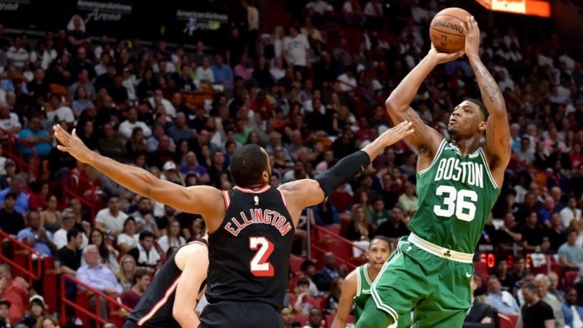 Marcus Smart de los Celtics lanza ante Wayne Ellington de Miami Heat-STEVE MITCHELL