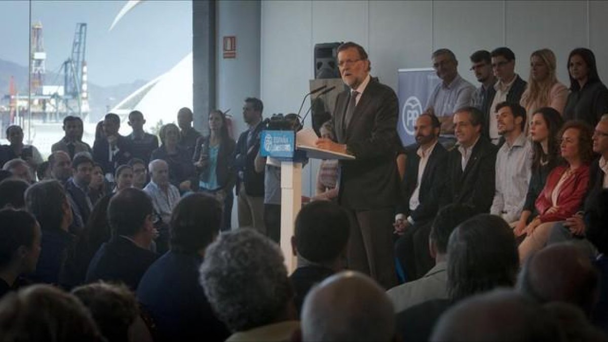 El candidato del PP, Mariano Rajoy, este jueves en un mitin en Santa Cruz de Tenerife-AFP PHOTO / DESIREE MARTIN