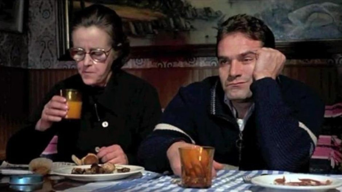 ¿Que he hecho yo para merecer esto? (1984). La peculiar abuela de la familia pinta figuritas de porcelana y flipa con el agua con gas.-