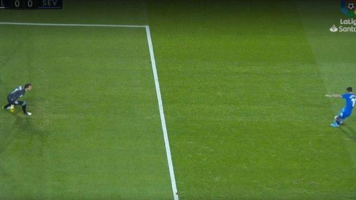 Masip para el primer penalti a Banega en el Valladolid-Sevilla (0-1). El árbitro lo mandó repartir y acabó en el único gol del encuentro.-VIDEO TV
