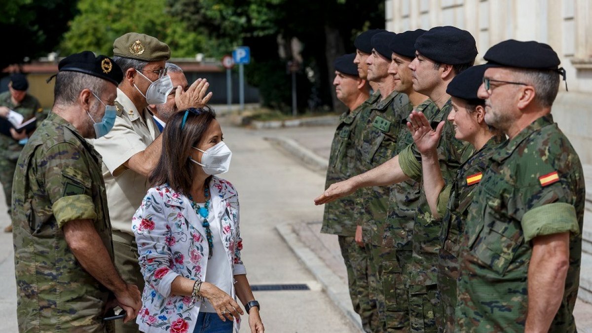 La ministra de Defensa, Margarita Robles, saluda a militares de la División San Marcial en Burgos. SANTI OTERO