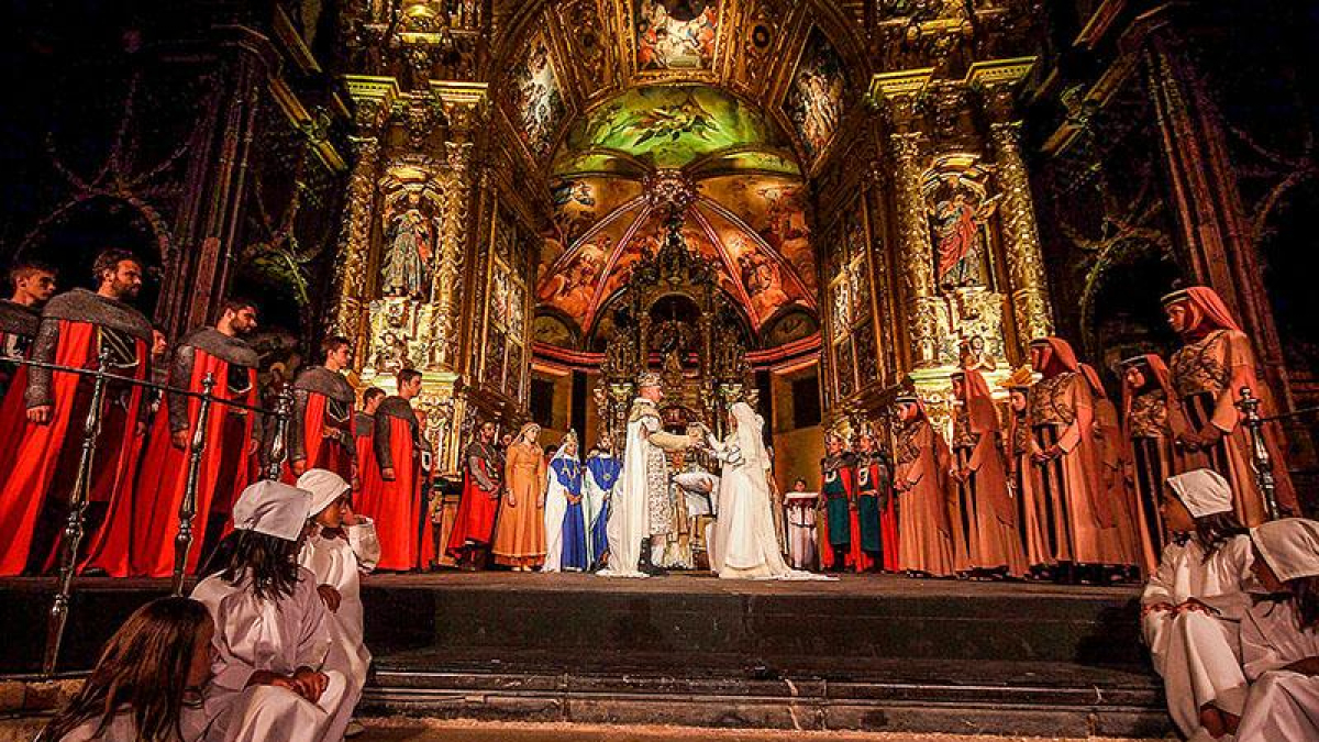 La puesta en escena de este montaje está exquisitamente ajustada en luz y distribución en la iglesia abacial.-G. G.