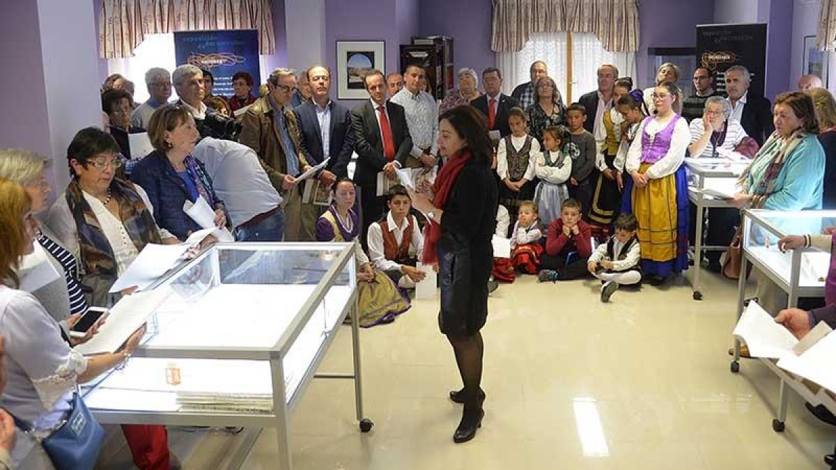 Momento de la inauguración de la exposición, donde se aprecian varias vitrinas con los documentos .-R.O.