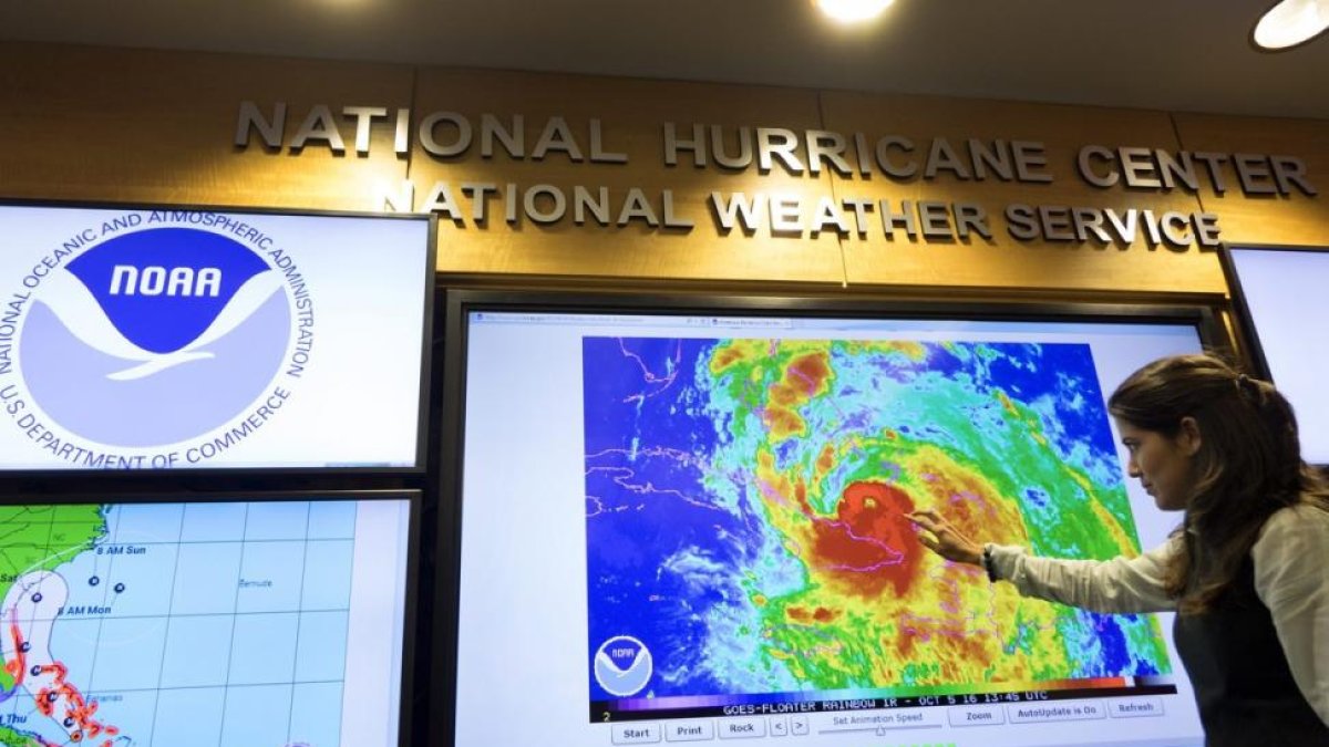 Preparativos para el impacto del huracán Matthew en el Centro Nacional de Huracanes de EEUU.-CRISTOBAL HERRERA / EFE