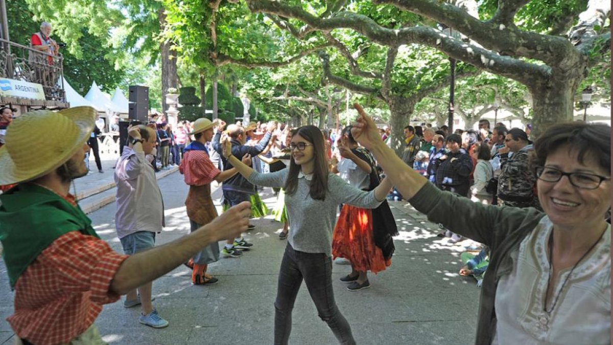 El público espantó cualquier vergüenza y se animó a bailar con los argentinos desde el minuto uno.-Israel L. Murillo