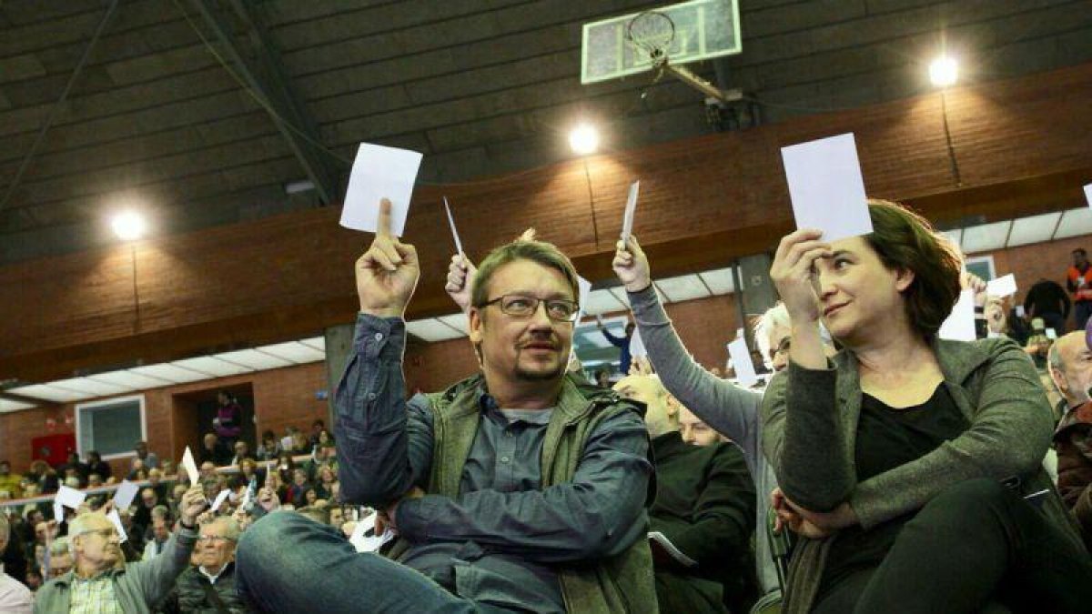 Xavier Domènech y Ada Colau, en la votación de la lista de Catalunya en Comú Podem.-ROGER PASCUAL