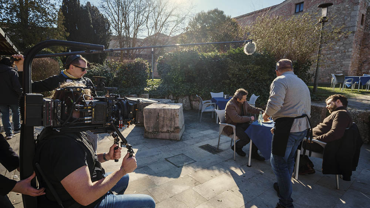 Rodaje en el exterior de la cafetería de la Facultad de Derecho de Burgos. CARLOS MATEO