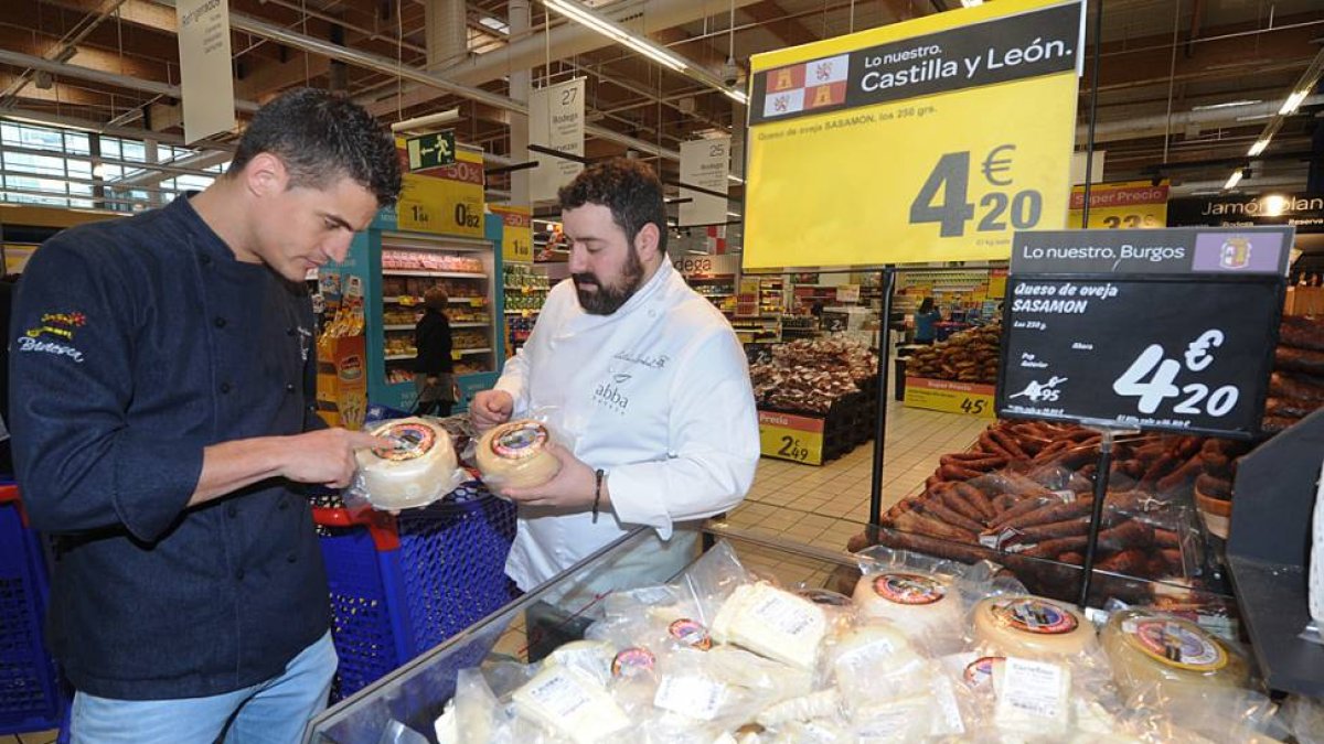 Los top chef Miguel Cobo y Antonio Arrabal, durante la compra que realizaron ayer en el Carrefour.-Israel L. Murillo