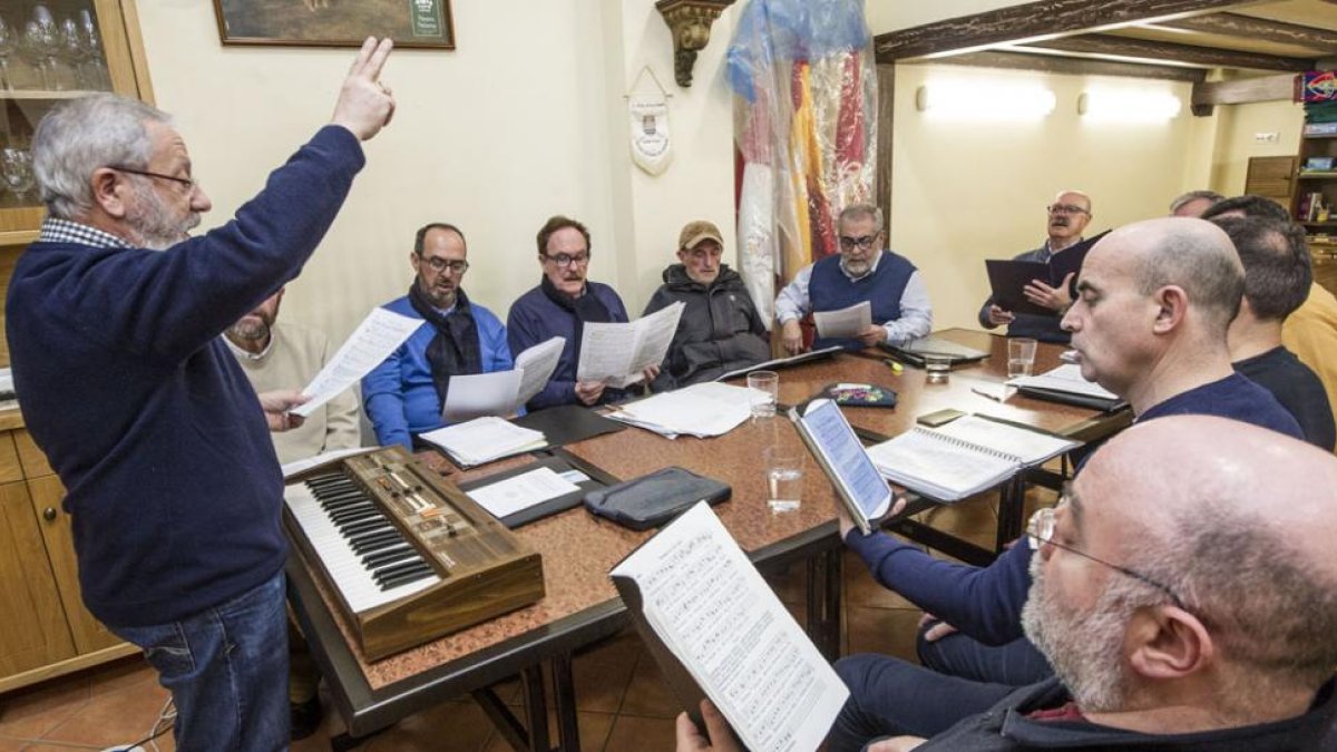 Los miembros del Grupo Vocal Coda se reúne todos los jueves en la sede del Hogar Navarro de Burgos para ensayar tengan o no conciertos en la agenda.-Israel L. Murillo