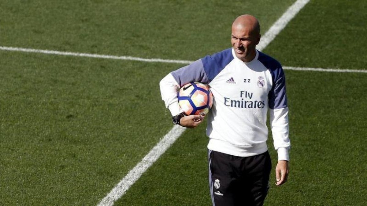 Zidane, durante un entrenamiento del Madrid en Valdebebas-EFE / JUAN CARLOS HIDALGO