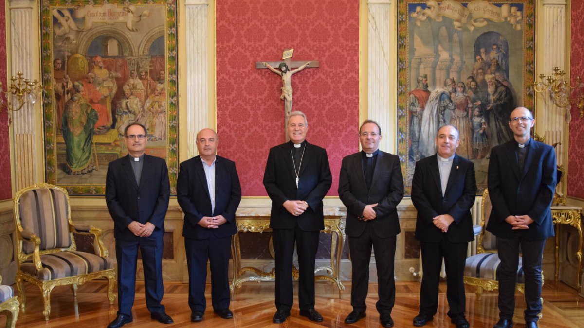 Los nuevos vicarios junto al obispo de Burgos Mario Iceta. ECB