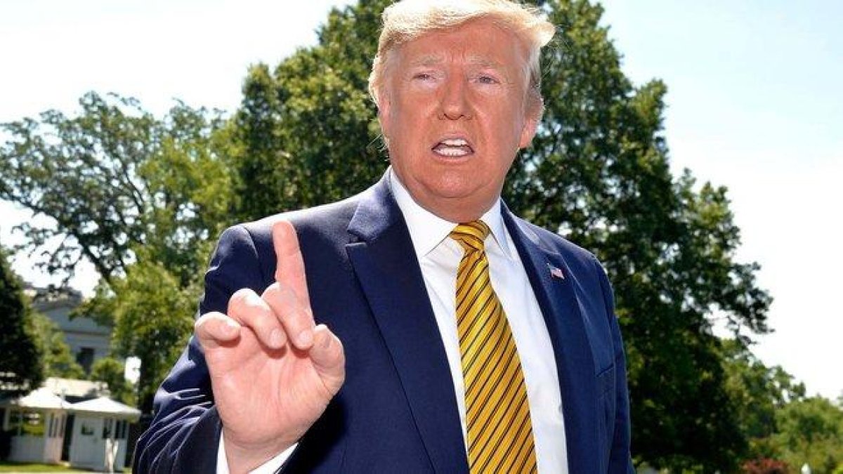 Donald Trump se dirige a la prensa en la Casa Blanca.-EFE / MIKE THEILER