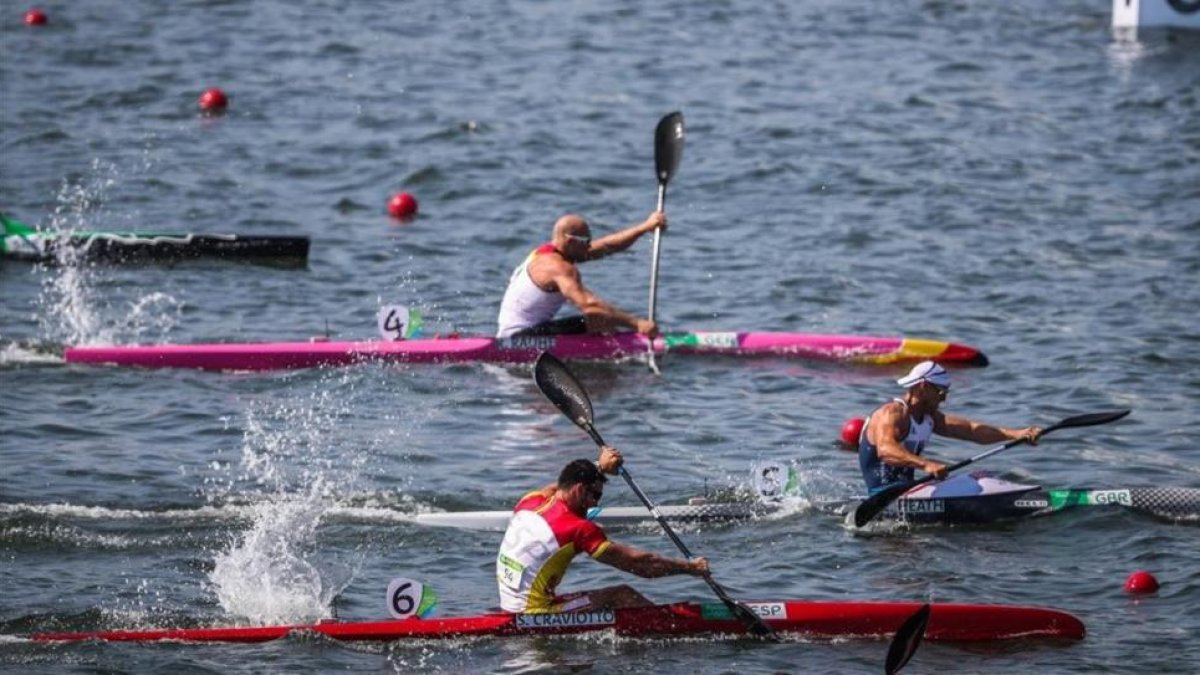 El piragüista español Saúl Craviotto (abajo), durante la semifinal del K1 200 metros.-EFE / FERNANDO BIZERRA JR