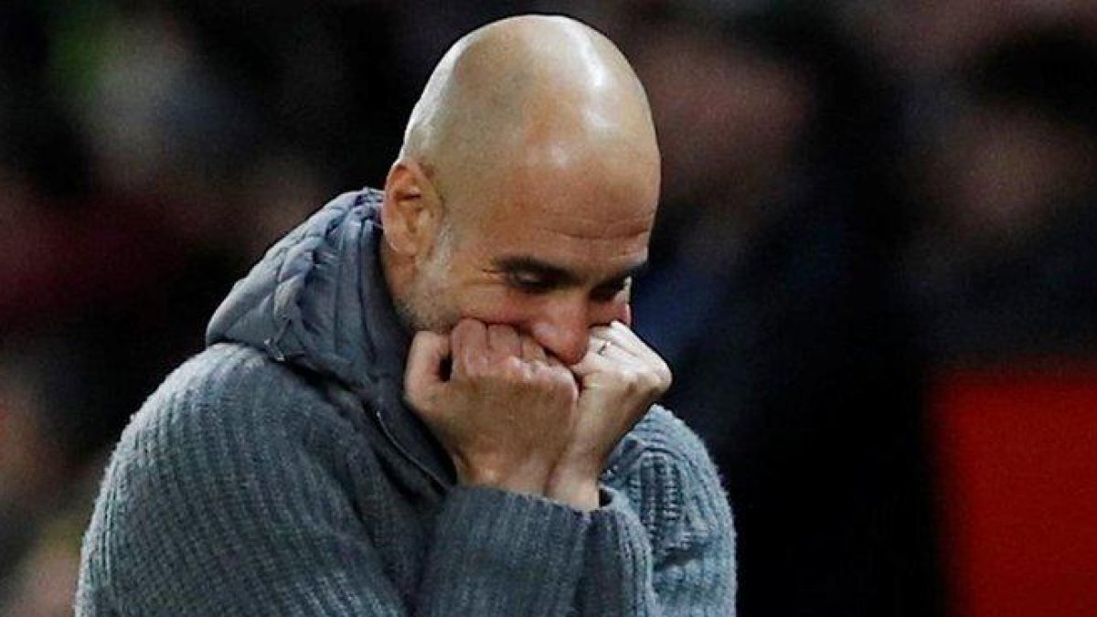 Pep Guardiola, que anoche ganó por tercera vez consecutiva en Old Trafford, celebrá el triunfo de su equipo y el liderato de la Premier League.-REUTERS / PHIL NOBLE