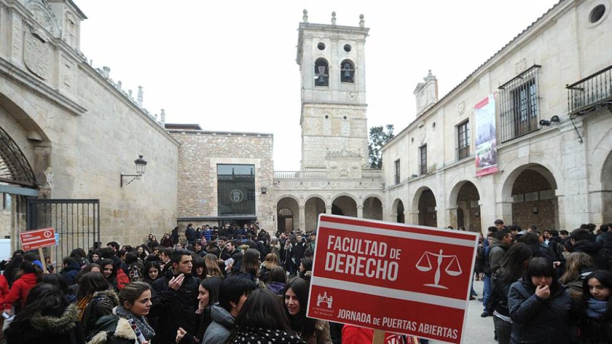 Los estudiantes en la jornada de puertas abiertas de la UBU-Israel .L. Murillo