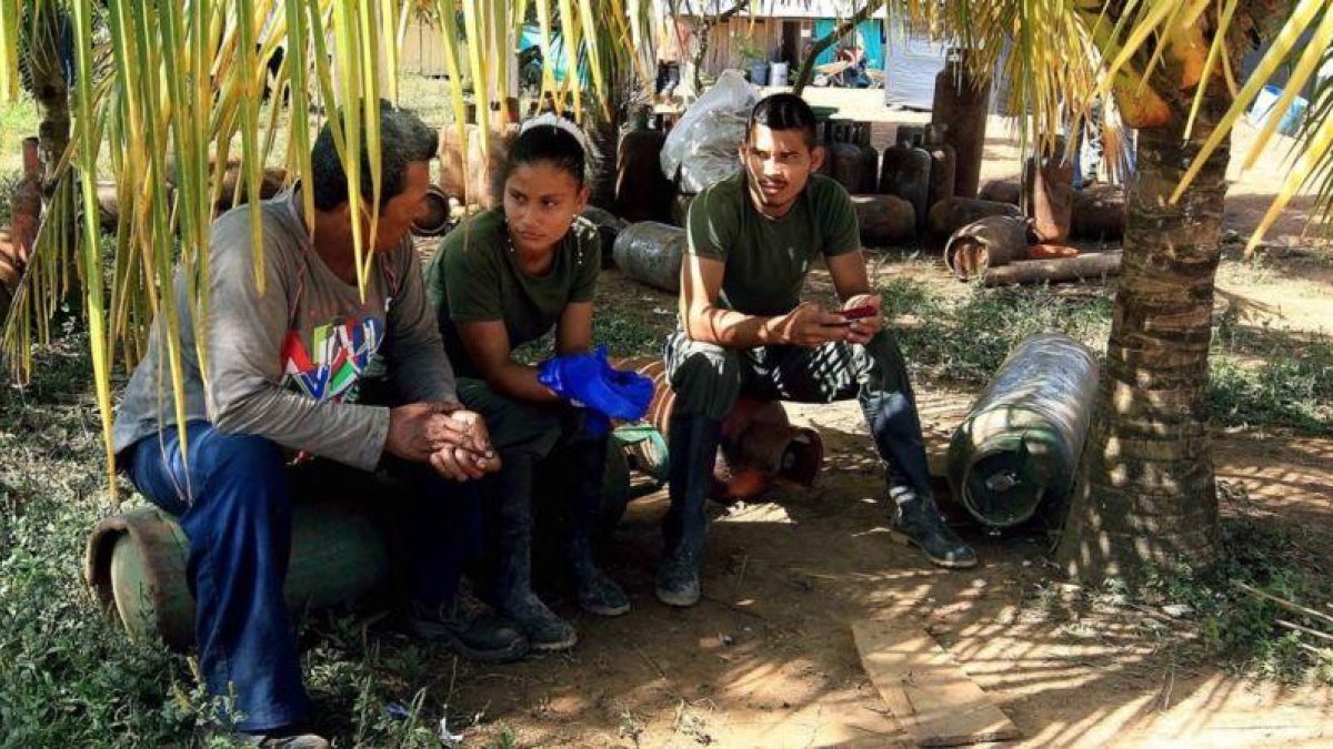 Unos guerrilleros de las FARC descansan tras labores de mantenimiento durante la Conferencia Nacional, en el Diamante (Colombia), el 22 de septiembre.-EFE / MAURICIO DUEÑAS CASTANEDA
