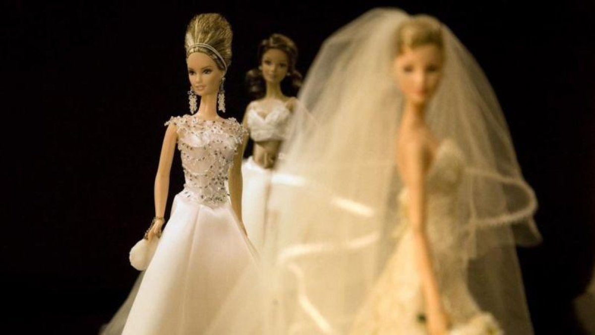 Barbies vestidas de novia, traje que fue decisivo para que la demanda se disparara nada más nacer la muñeca, en 1959.-ANDREA BOSCH