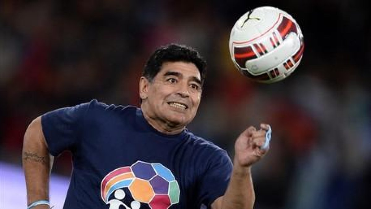Diego Maradona, jugando con un balón.-AFP / FILIPPO MONTEFORTE
