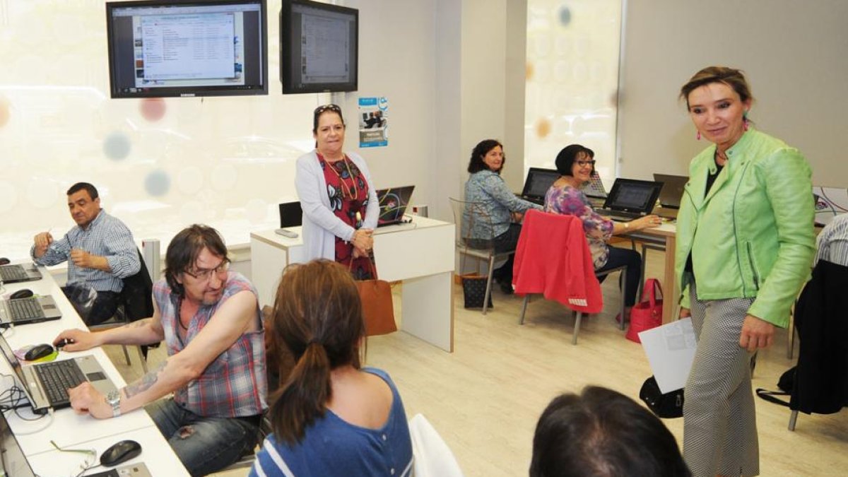 María Victoria Seco, directora general de Telecomunicaciones de la Junta (derecha) visitó el Espacio Digital de la avenida Reyes Católicos.-ISRAEL L. MURILLO