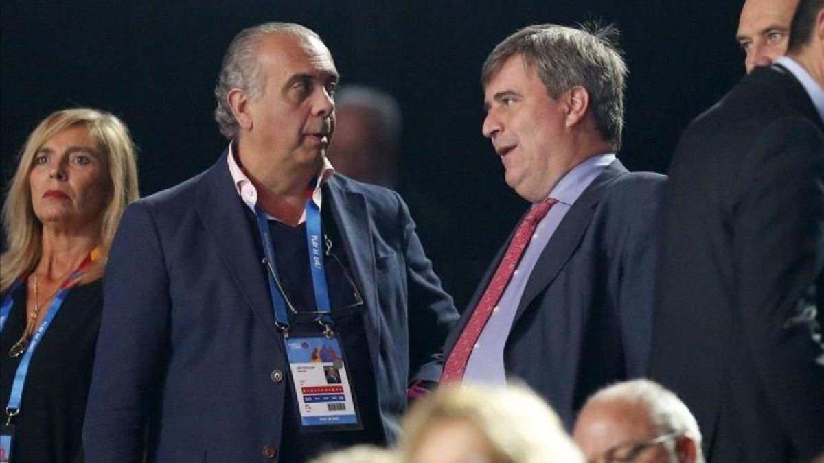 Sáez (izquierda) con el exresponsable del CSD, Miguel Cardenal.-JUAN CARLOS HIDALGO / EFE