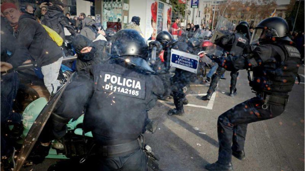 Cargas de los Mossos contra los CDR en Drassanes, en Barcelona.-FERRAN NADEU