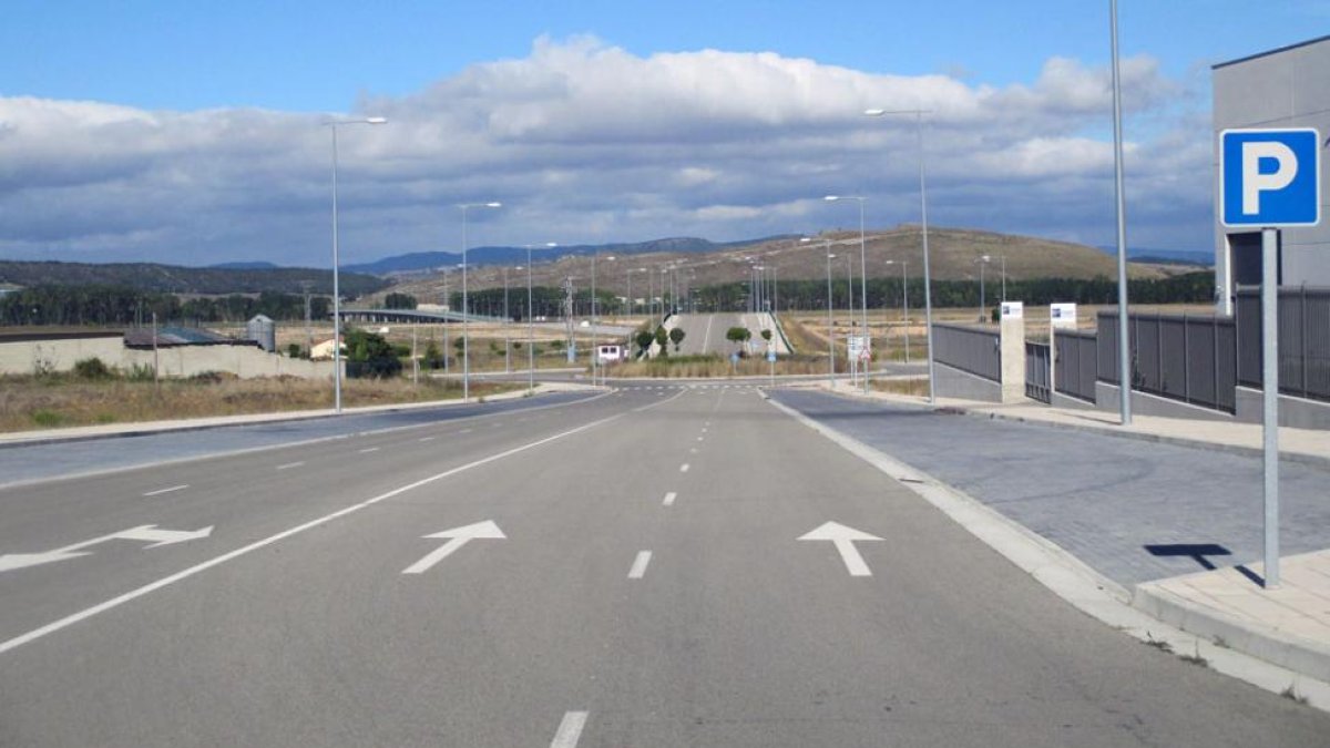 El polígono, inaugurado hace cinco años, espera la llegada del ramal ferroviario para la atracción de empresas.-E.M.