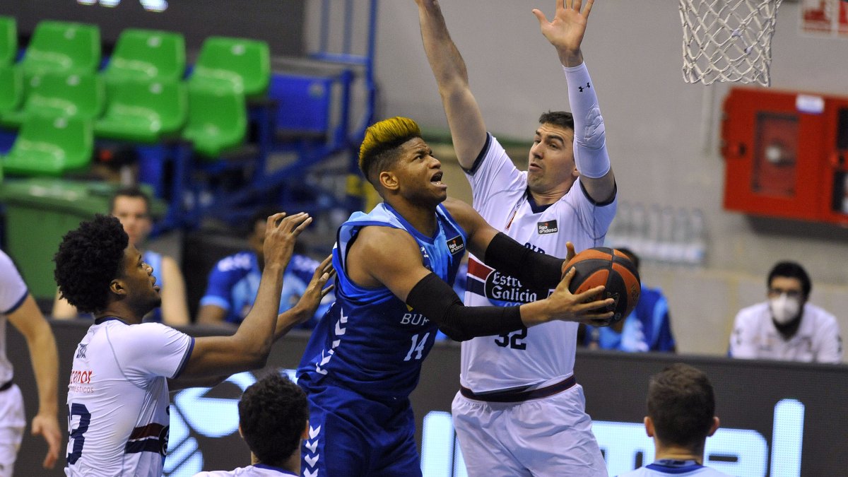 Jasiel Rivero encara el aro durante el partido. TOMÁS ALONSO