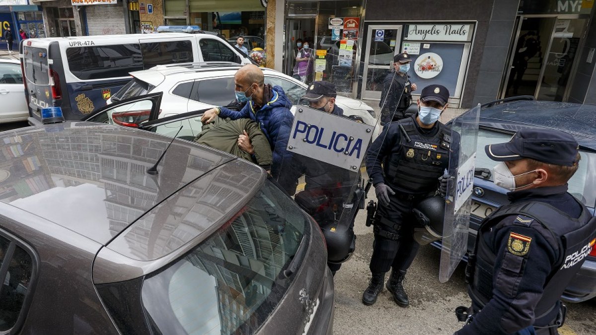 Momento del arresto del joven de 20 años que apuñaló a Francis Frías en Gamonal el pasado marzo. SANTI OTERO