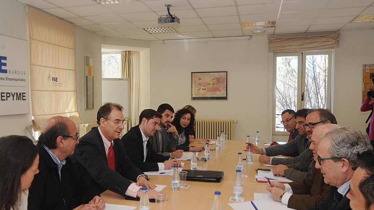Miembros del PSOE Burgo s y de FAE en su reunión de ayer.-ISRAEL L. MURILLO