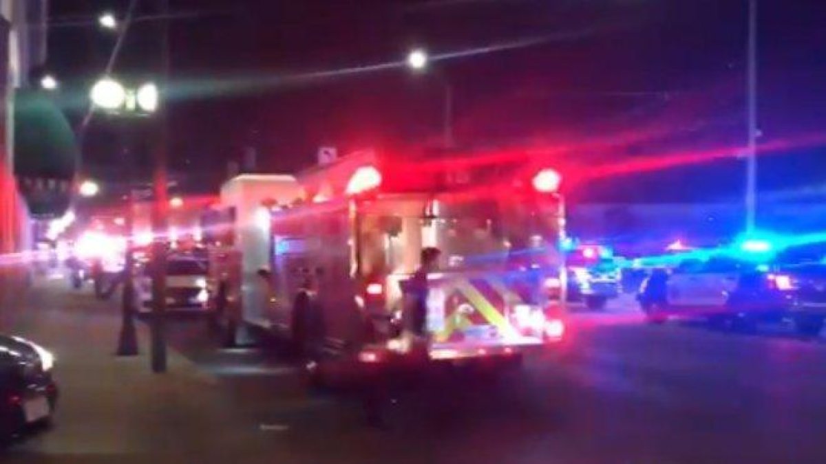 Una ambulancia, en la zona de la masacre de Dayton.-