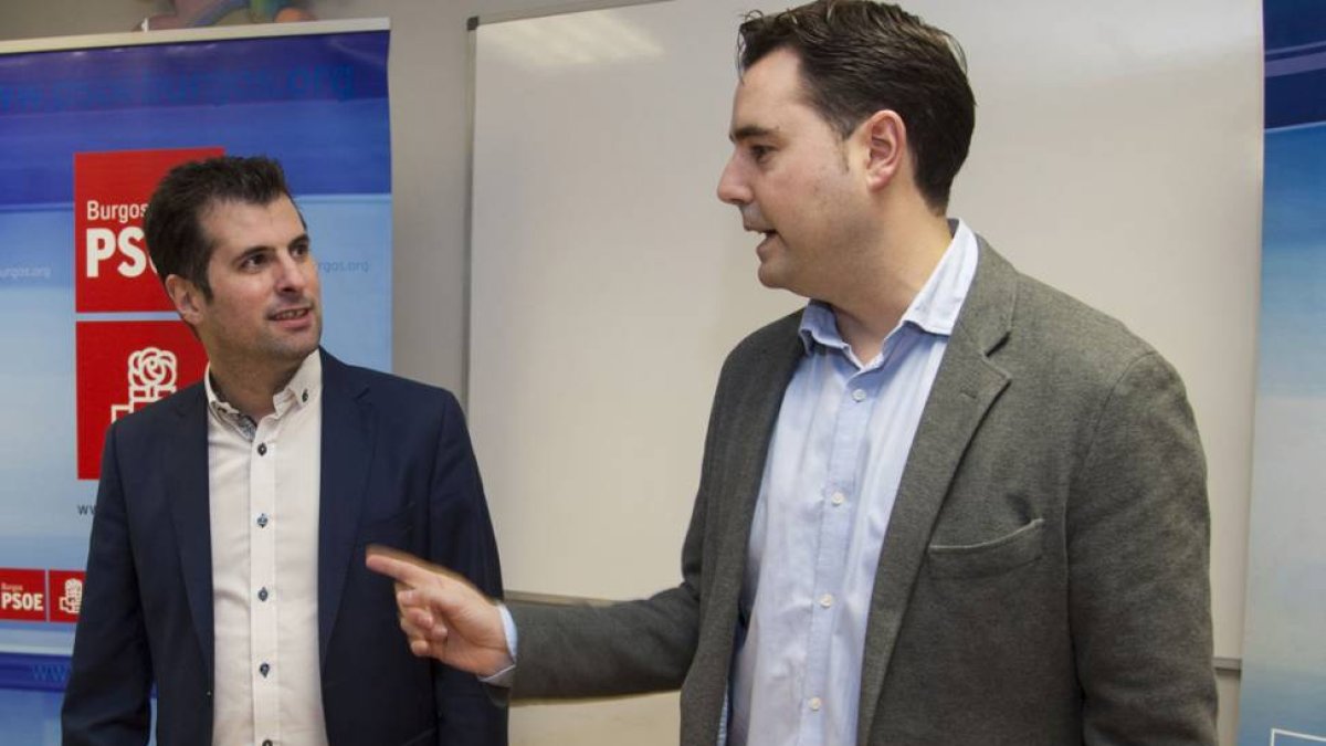 Luis Tudanca y Daniel de la Rosa conversan después de la presentación.-ISRAEL L. MURILLO