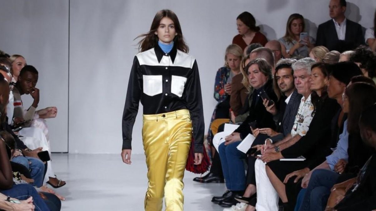 La hija de Cindy Crawford, Kaia Gerber, en su debut para Calvin Klein en la pasarela de Nueva York.-PERIODICO (AP / KATHY WILLENS)