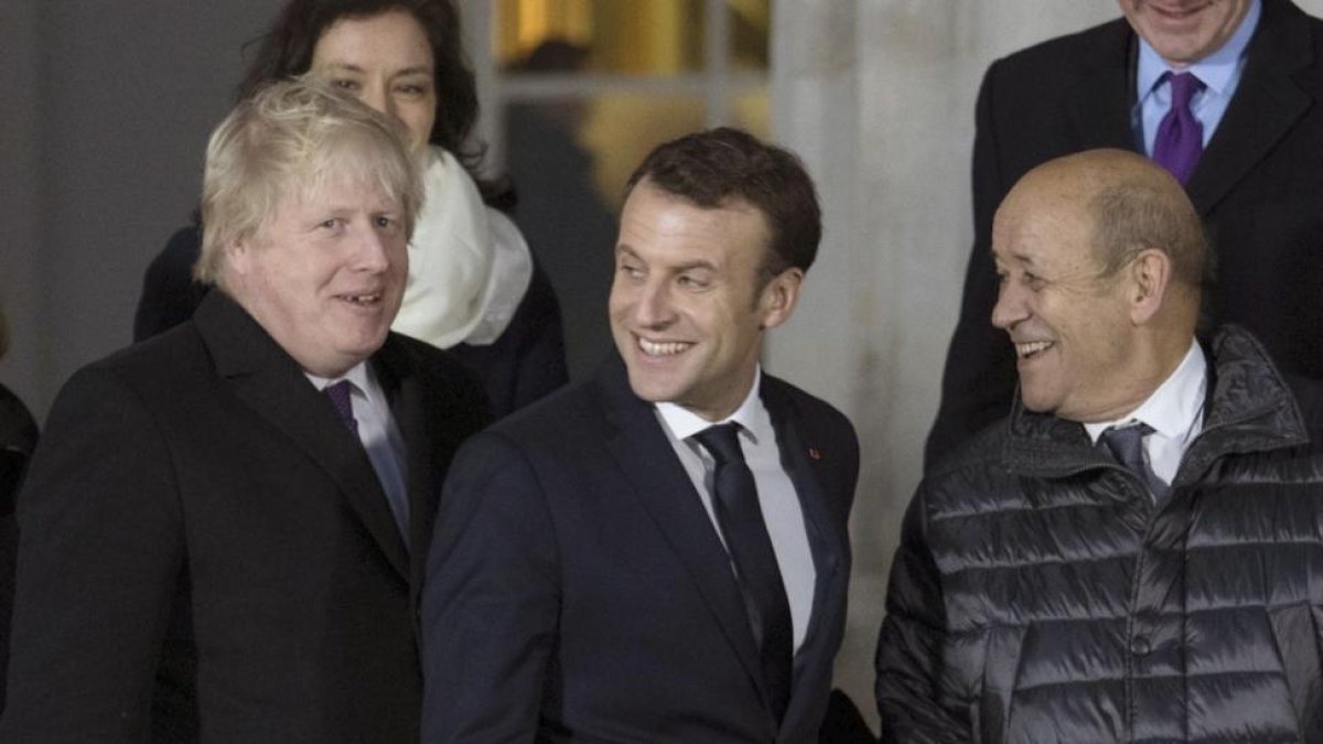 El ministro de Asuntos Exteriores, Boris Johnson, al lado del primer ministro francés, Emmanuel Macron durante la cumbre sobre seguridad, inmigración y cooperación en defensa que ha tenido lugar este jueves en la Real Academia Militar de Sandhurst.  / AP-/ AP STEFAN ROUSSEAU (AP)