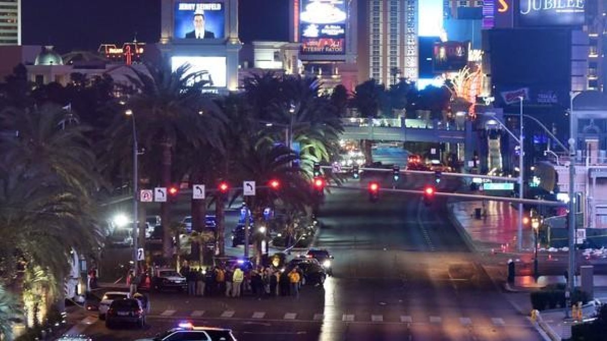 Tráfico cortado en la famosa avenida Strip de Las Vegas tras producirse un atropello en el que ha muerto una persona y al menos 35 han resultado heridas.-AFP / ETHAN MILLER
