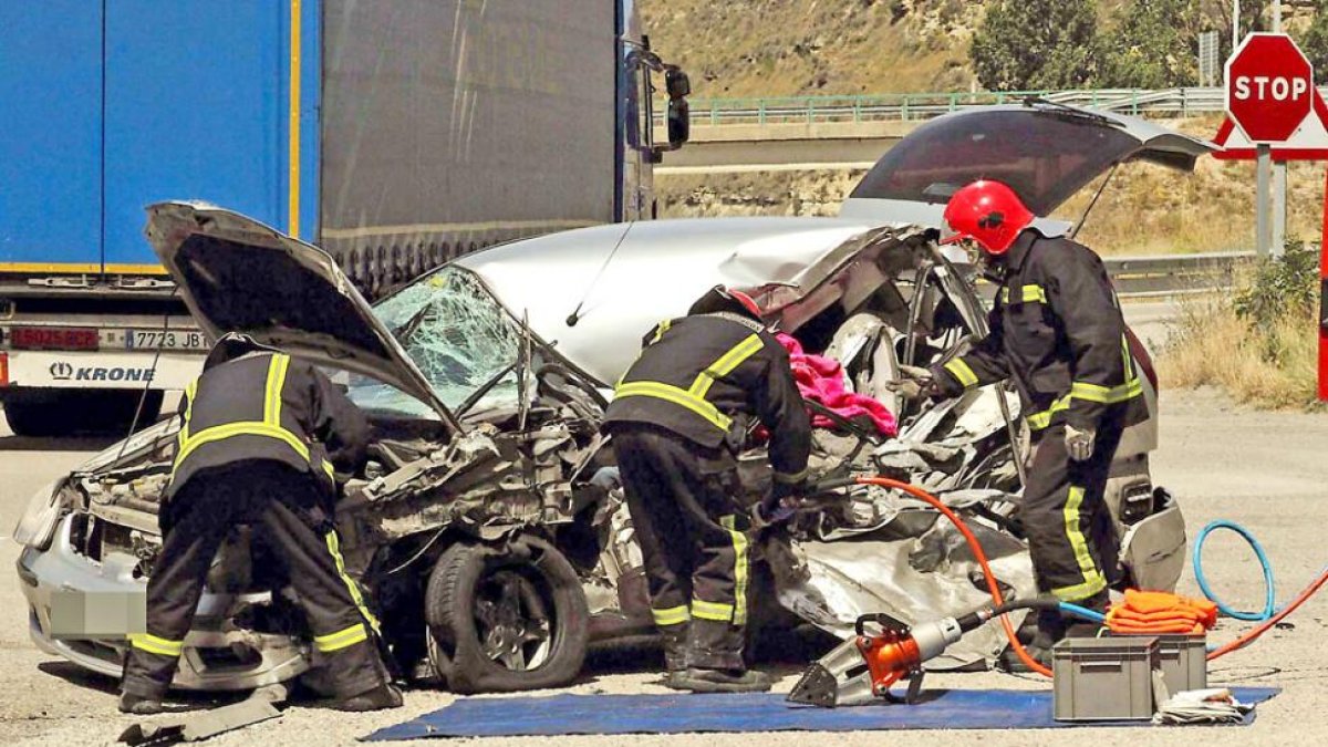 Tres bomberos actúan en el accidente de tráfico ocurrido el pasado 27 de julio.-G. G.