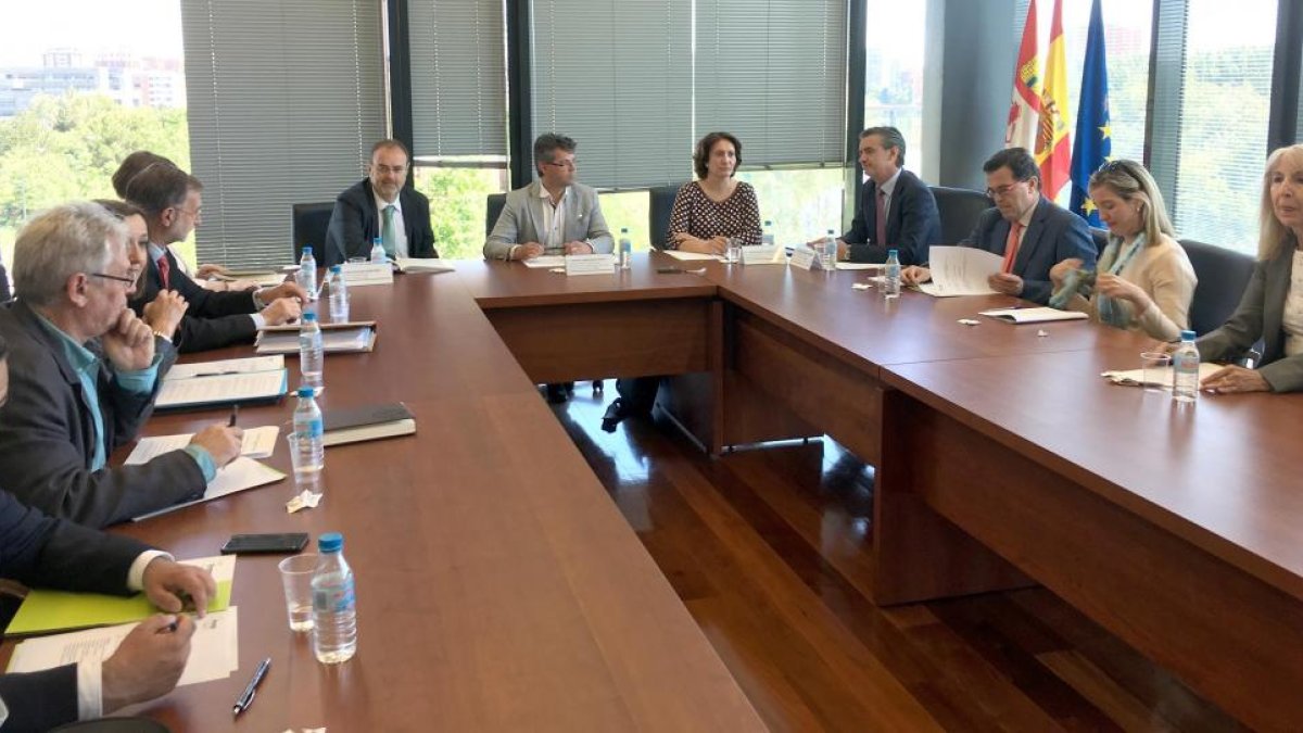 Comisión Interna de la FRMP de Educación, Cultura y Turismo en la sede de la Federación, en la que han comparecido la consejera de Cultura, Turismo y Deporte, Josefa García Cirac, y el Consejero de Educación, Fernando Rey-ICAL