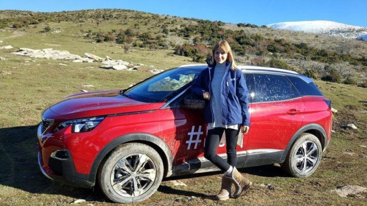 Alba Carrillo, junto a uno de modelos de Peugeot.-TELMA SOMIOZA