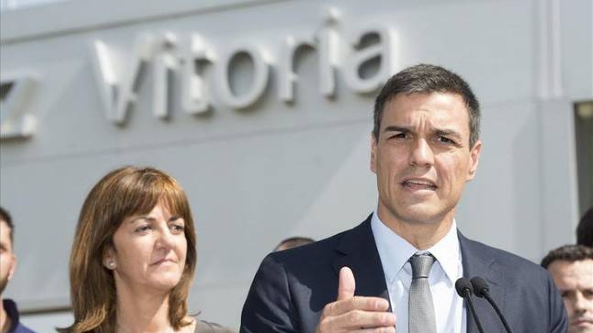 Pedro Sánchez, secretario general del PSOE, junto a Idoia Mendia, secretaria general del partido en Euskadi, durante su visita a la planta de Mercedes Benz en Vitoria este jueves.-Foto: EFE