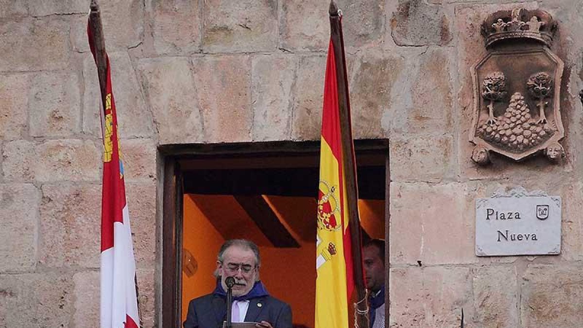 Benito del Castillo pronunció el pregón de apertura de las fiestas pozanas ante numerosos asistentes.-G. G.