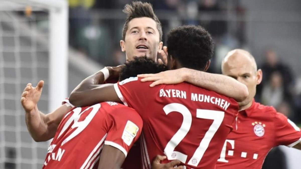 Lewandowski celebra el tercer gol del Bayern ante el Wolfsburgo.-AFP