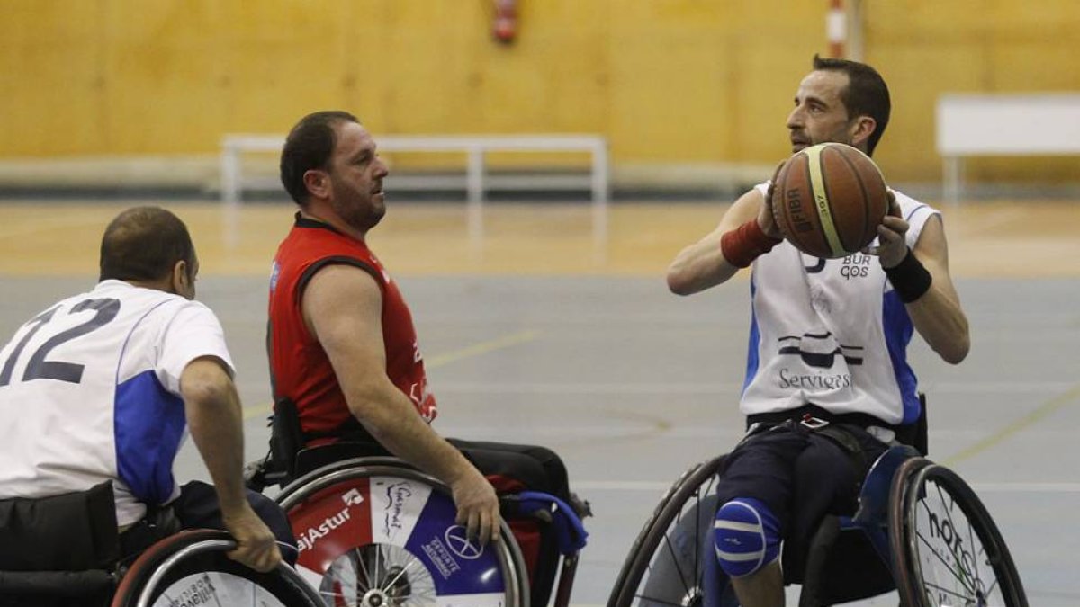 Manu Somavilla busca línea de pase.-SANTI OTERO