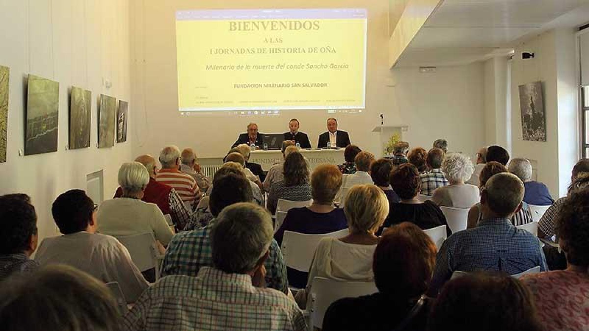 La sala de conferencias de la sede de la Fundación Castresana se llenó en la apertura de las jornadas.-G.G.