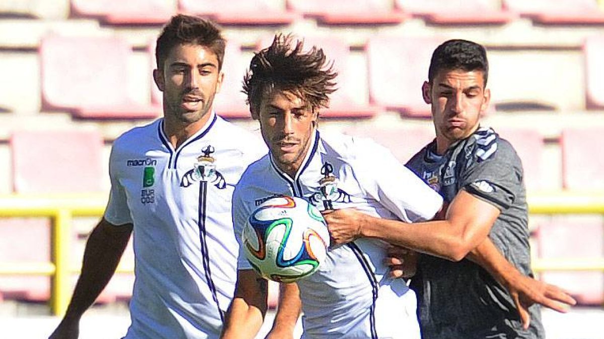 Andrés corta un balón pese a la oposición de un contrario-ISRAEL L. MURILLO