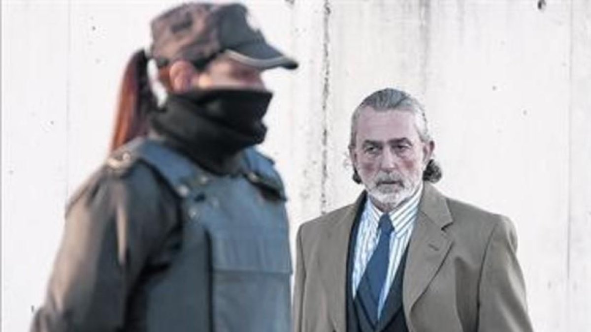 Francisco Correa, al llegar al juicio de la 'Gürtel' en la Audiencia Nacional, en San Fernando de Henares.-JUAN MANUEL PRATS