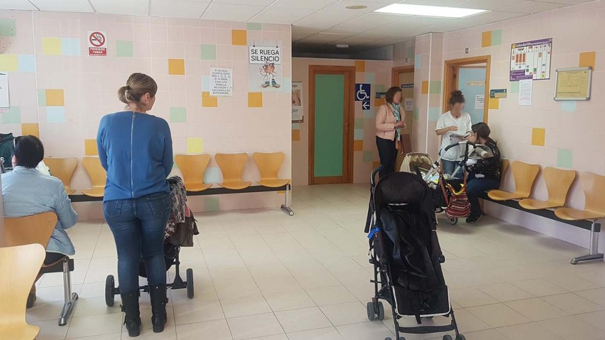 Varias madres esperan turno en una de las consultas de Pediatría de Atención Primaria de Aranda.-ECB
