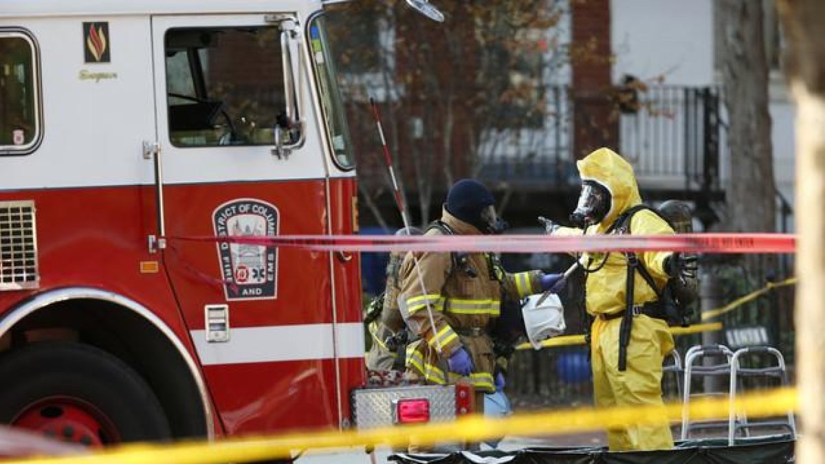 Un bombero entra en el edificio del CAIR tras el envío de una carta con un polvo blanco.-AP / PABLO MARTINEZ MONSIVAIS